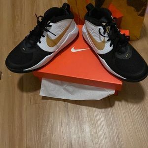 Nike team hustle d9 gs unisex size 7y